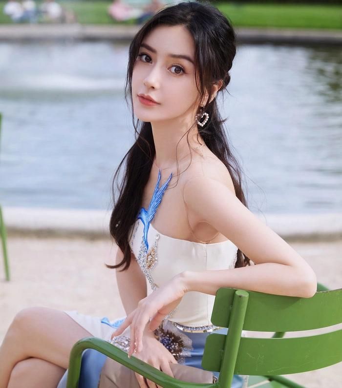 Dương Dĩnh, còn được biết đến với nghệ danh Angelababy, từ lâu được chú ý bởi diện mạo nổi bật và phong cách thời trang đa dạng. Gương mặt thanh tú, đường nét rõ cùng khả năng biến hóa trong tạo hình giúp cô thường xuyên được quan tâm mỗi khi xuất hiện tại các sự kiện hay trên màn ảnh. Trong Toàn Thành Nhiệt Luyến, cô theo đuổi hình tượng cô gái trẻ giàu tình cảm. Đến Cô Phương Bất Tự Thưởng, nữ diễn viên xuất hiện trong tạo hình cổ trang. Đáng chú ý, Tòa Nhà Chọc Trời cho thấy cô thử sức với hình tượng khác biệt hơn so với vẻ ngoài ngọt ngào quen thuộc.