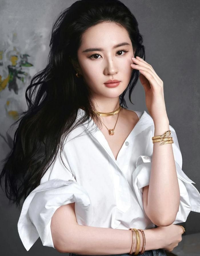 Lưu Diệc Phi là gương mặt gắn liền với nhiều vai diễn cổ trang nổi tiếng. Vẻ đẹp thanh thoát cùng khí chất nhẹ nhàng giúp cô thường được lựa chọn cho những nhân vật mang màu sắc cổ điển. Vai Triệu Linh Nhi trong Tiên Kiếm Kỳ Hiệp Truyện và Tiểu Long Nữ trong Thần Điêu Đại Hiệp là hai hình tượng từng góp phần tạo nên dấu ấn của Lưu Diệc Phi trên màn ảnh. Những năm gần đây, nữ diễn viên tiếp tục xuất hiện trong các dự án như Mộng Hoa Lục và Câu Chuyện Hoa Hồng, cho thấy hình ảnh ngày càng đa dạng hơn.