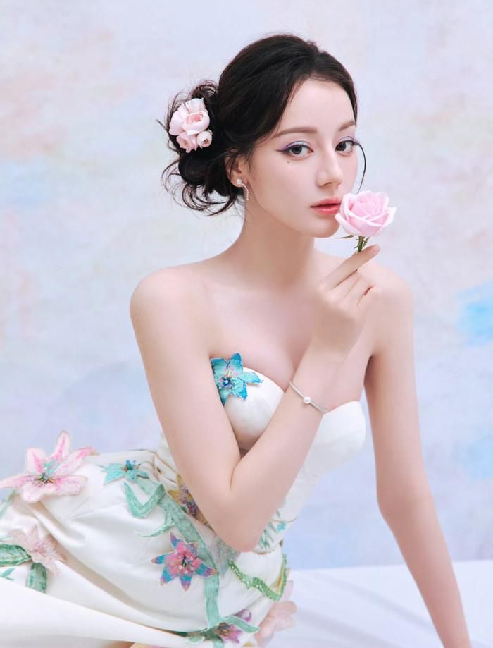 Địch Lệ Nhiệt Ba sở hữu đường nét gương mặt sắc sảo và ngoại hình có độ nhận diện cao. Nữ diễn viên thường được đánh giá phù hợp với cả phong cách hiện đại lẫn cổ trang, đặc biệt ở những hình tượng có tính cách mạnh mẽ hoặc giàu màu sắc. Vai Phượng Cửu trong Tam Sinh Tam Thế Thập Lý Đào Hoa giúp Địch Lệ Nhiệt Ba ghi dấu ấn với hình ảnh đáng yêu, linh hoạt. Sau đó, nhân vật Kiều Tinh Tinh trong Em Là Niềm Kiêu Hãnh Của Anh lại mang đến vẻ dịu dàng, ngọt ngào hơn. Với An Lạc Truyện, nữ diễn viên tiếp tục thử sức trong tạo hình cổ trang có phần mạnh mẽ và trưởng thành.