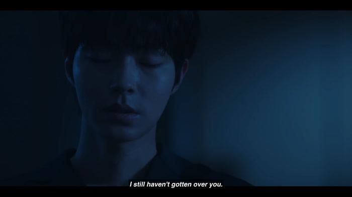 Chia tay vốn là điều khó khăn với bất kỳ ai. Hình ảnh Woo Soo Bin chìm trong cô đơn sau khi Yi Jae ra nước ngoài càng khiến người xem đau lòng. Ở khía cạnh này, không nhiều người có thể thể hiện một nhân vật chìm trong tuyệt vọng tốt như Hwang In Youp. May mắn thay, khoảng thời gian u ám ấy không kéo dài quá lâu. Chớp mắt, hai năm đã trôi qua. Xen giữa đó vẫn có những khoảnh khắc hài hước, cho thấy cuộc sống của mọi người vẫn tiếp tục.