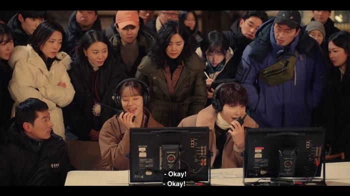 Khi máy quay ngừng chạy, ánh đèn tắt và tiếng “cắt” cuối cùng vang lên, điều tưởng như là đỉnh cao trong giấc mơ của Ju Yi Jae lại trở thành một lời cảnh tỉnh vừa nặng nề vừa bittersweet. Cơ hội được đạo diễn một bộ phim bên cạnh người mình yêu giống như món quà từ thiên đường. Nhưng trên thực tế, đó chưa bao giờ là giấc mơ thực sự của cô.