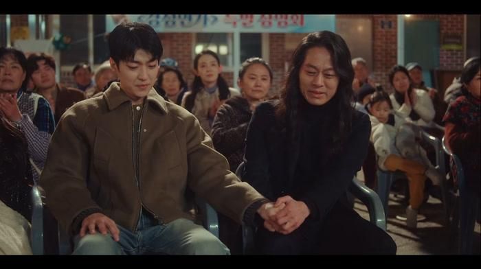 Một tình tiết thực sự bất ngờ là việc cha của Shim Yoo Geon (Baek Sung Chul) đã mắc bệnh hiểm nghèo từ giai đoạn đầu bộ phim. Cú twist này thực sự khiến người xem phải rơi nước mắt. Ngay khi Yoo Geon sắp chạm tới ước mơ trở thành diễn viên, anh lại mất đi người mà mình muốn chia sẻ thành công nhất. May mắn thay, anh vẫn có những người bạn tốt ở bên để vượt qua khoảnh khắc đau đớn này. Ngay cả trong hoàn cảnh ấy, chuyện tình bị ngăn cấm dường như trở nên thứ yếu. Yoo Geon chạy thẳng vào vòng tay Ha Na, bỏ lại những do dự và nghi ngờ để đón nhận tình yêu của mình.