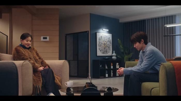 Woo Soo Bin có lẽ là một trong những nhân vật có thể cạnh tranh danh hiệu “người có cha mẹ tồi tệ nhất màn ảnh Hàn”. Tuy nhiên, thật bất ngờ, mẹ ruột của anh, Ahn Soo Hee (Park Ji Young), cuối cùng cũng tìm được cách chuộc lại phần nào lỗi lầm của mình. Bà rút khỏi dự án nhưng vẫn giữ khoản đầu tư, qua đó đảm bảo Woo Soo Bin vẫn có thể giữ vị trí đạo diễn của bộ phim. Đúng là giữa hai mẹ con không có màn hòa giải đầy cảm động nào, và hành động này chắc chắn cũng không thể xóa nhòa những tổn thương do sự ruồng bỏ trong quá khứ gây ra. Nhưng đây là lần đầu tiên bà thể hiện sự tử tế với con trai, ít nhất cũng có thể xem như một lời xin lỗi muộn màng.
