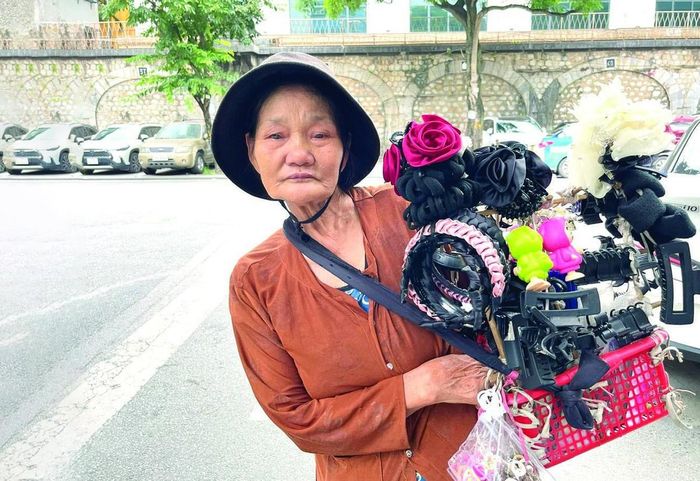 Bà Đới Thị Hòa mưu sinh trên phố với “gian hàng” di động
