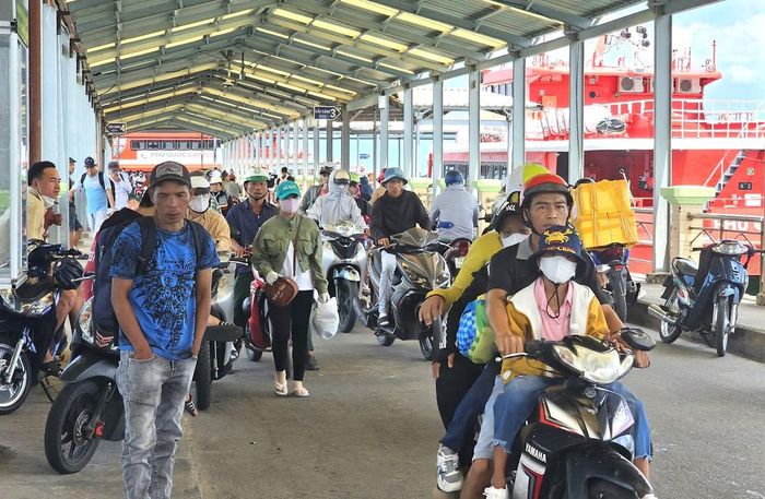 Bên cạnh lựa chọn di chuyển bằng máy bay, nhiều khách du lịch vẫn lựa chọn tàu, phà để đến Phú Quốc