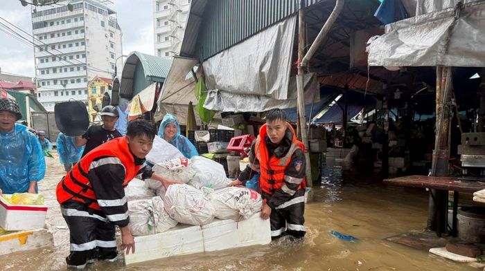 Công an tỉnh Lạng Sơn huy động cán bộ, chiến sĩ cùng phương tiện giúp dân chống lũ. 