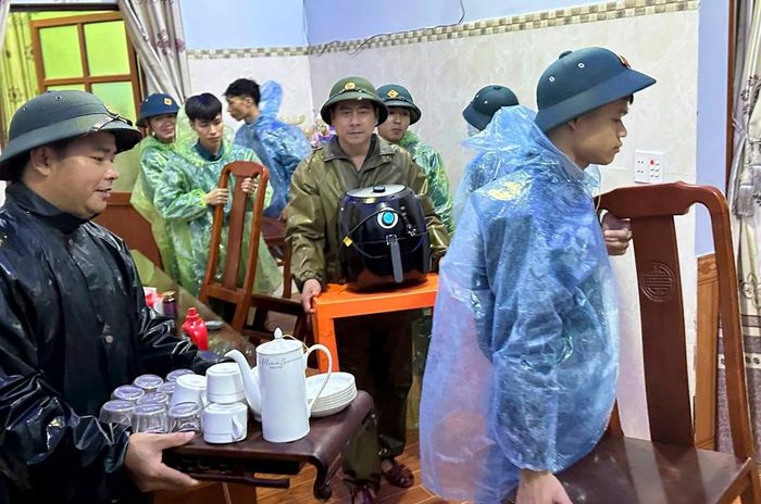 Lực lượng vũ trang xã Đồng Đăng giúp dân và các trường học sơ tán đồ đạc, tài sản đến nơi an toàn. 