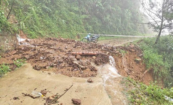 Tuyến đường lên núi Công Sơn bị sạt lở nghiêm trọng. 