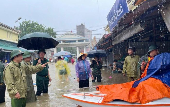 Đại tá Lê Đăng Khoa, Phó Giám đốc Công an tỉnh Lạng Sơn (bìa trái), trực tiếp chỉ đạo công tác chống lũ lụt ở chợ Giếng Vuông. 