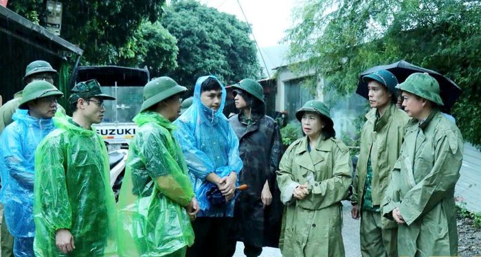 Lạng Sơn thành lập các đoàn công tác xuống cơ sở chỉ đạo công tác phòng chống bão lũ. Trong ảnh, bà Đoàn Thị Hậu (giữa) - Phó Bí thư Thường trực Tỉnh ủy, Chủ tịch HĐND tỉnh - kiểm tra tại một số xã trong tỉnh 