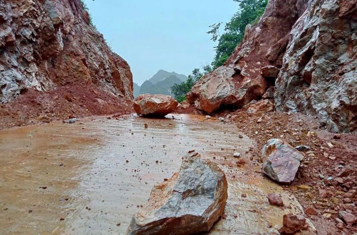 Đất đá sạt lở xuống đường dẫn đến Lân Nóng, xã Cai Kinh. 