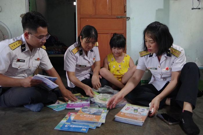 Đoàn công tác giúp cháu Quách Bảo Yến chuẩn bị sách vở trước khi bước vào năm học mới.
