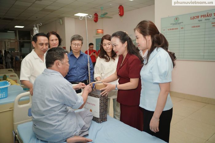 Bệnh nhân Lê Sỹ Sinh nhận quà từ Ban Tổ chức.