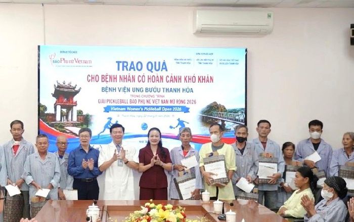 Ông Phí Quốc Thuyên (thứ 4 từ trái sang), Tổng Biên tập Báo Phụ nữ Việt Nam, Trưởng Ban Tổ chức Giải Pickleball; ThS.BSCKII. Trần Văn Thiết (áo trắng), Bí thư Đảng ủy, Giám đốc Bệnh viện Ung bướu tỉnh Thanh Hóa (giữa) và bà Lương Thị Hạnh (giữa), Phó Chủ tịch Ủy ban MTTQ Việt Nam tỉnh, Chủ tịch Hội LHPN tỉnh Thanh Hóa, đồng Trưởng Ban tổ chức Giải Pickleball, trao quà cho bệnh nhân ung thư có hoàn cảnh khó khăn