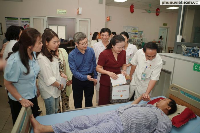 Ban Tổ chức Giải, đại diện các đơn vị tài trợ, đồng hành trao quà cho các bệnh nhân.