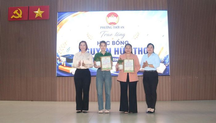 BTC trao thư cảm ơn đến đại diện các đơn vị đã ủng hộ phường thực hiện chương trình.