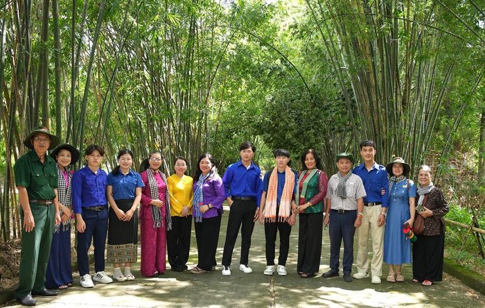 Các cặp gia đình nhận nuôi sinh viên Lào, Campuchia cùng chụp ảnh tại chuyến hành trình.