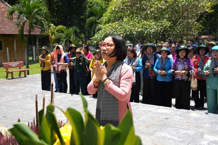 Đoàn dâng hương tại Di tích Nhà tù Phú Lợi.