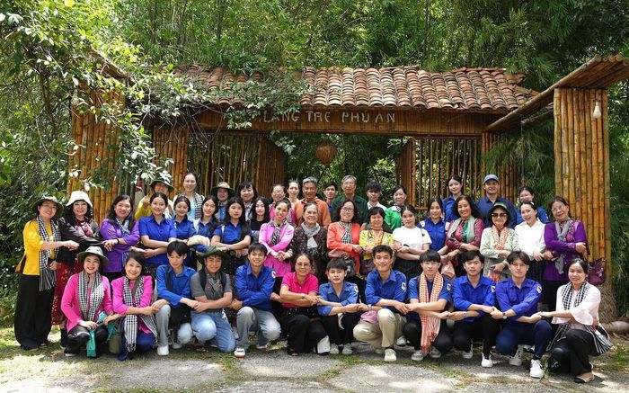 Đoàn thăm quan làng tre An Phú - thành quả từ dự án xây dựng khu bảo tồn sinh thái tre được triển khai từ năm 1999