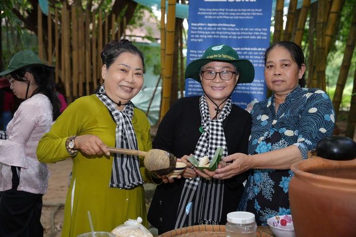 Các gia đình cùng thưởng thức món ăn dân dã