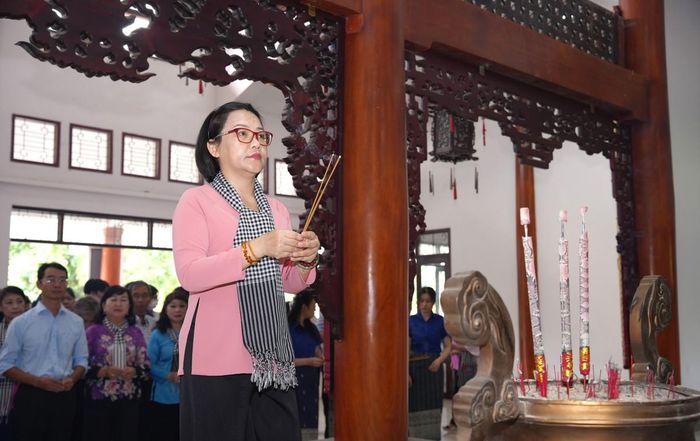Bà Nguyễn Thanh Loan, Phó Chủ tịch Hội LHPN TPHCM, làm trưởng đoàn đã đến dâng hương tại Khu di tích địa đạo Tam giác sắt.