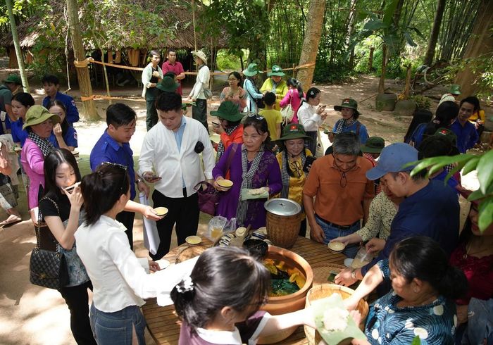 Đoàn đến tham quan làng tre An Phú và thưởng thức các món ăn dân gian.