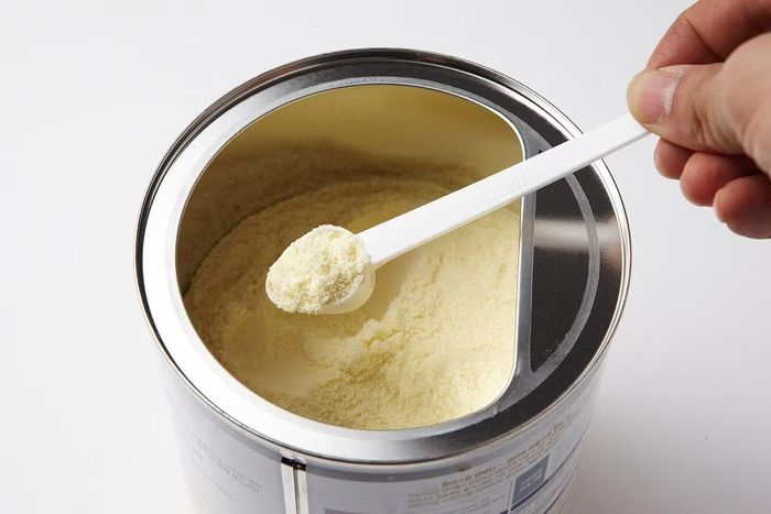 Nếu mẹ đủ sữa và nuôi con bằng sữa mẹ, gia đình có thể giảm được một khoản tiền sữa công thức