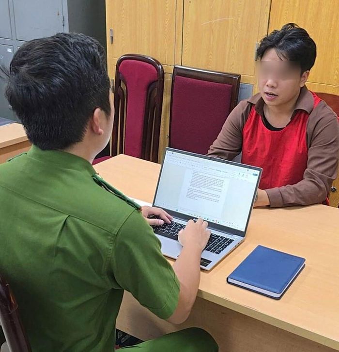 Đối tượng Nguyễn Văn Sinh tại cơ quan công an (Ảnh: Công an TP Hà Nội)