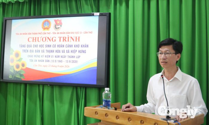 Ông Nguyễn Hoàng Lâm, Phó Chánh án TAND TP Cần Thơ phát buổi tại buổi trao quà