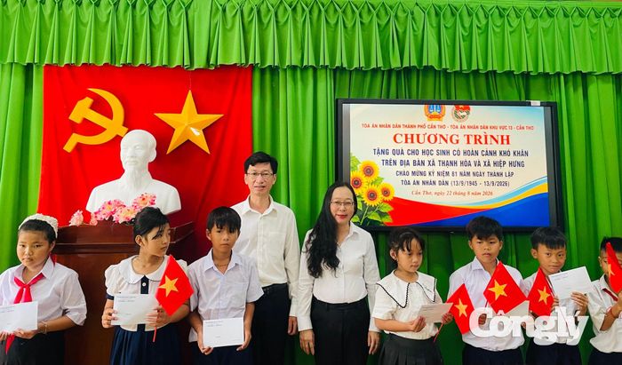 Ông Nguyễn Hoàng Lâm, Phó Chánh án TAND TP Cần Thơ và bà Trần Thanh Ngân, Chánh án TAND khu vực 13 - Cần Thơ trao quà cho học sinh nghèo tại xã Thạnh Hoà
