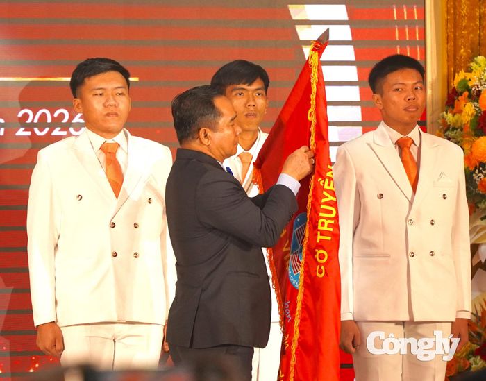Chủ tịch UBND TPHCM Nguyễn Văn Được gắn Danh hiệu Anh hùng Lao động lên cờ truyền thống Bệnh viện Hùng Vương.