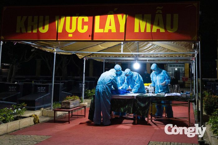 Các lực lượng khẩn trương thực hiện nhiệm vụ cả ngày lẫn đêm, bảo đảm tiến độ lấy mẫu sinh phẩm hài cốt liệt sĩ.