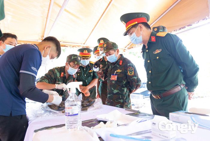 Đại tá Nguyễn Minh Tấn, Phó Chính ủy Bộ CHQS tỉnh Tây Ninh kiểm tra công tác lấy mẫu sinh phẩm hài cốt liệt sĩ tại các nghĩa trang trên địa bàn tỉnh.