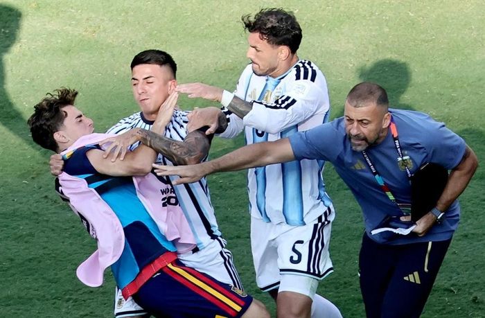 Các cầu thủ Argentina hanhh hung tấn công các cầu thủ Tây Ban Nha. Ảnh: Getty