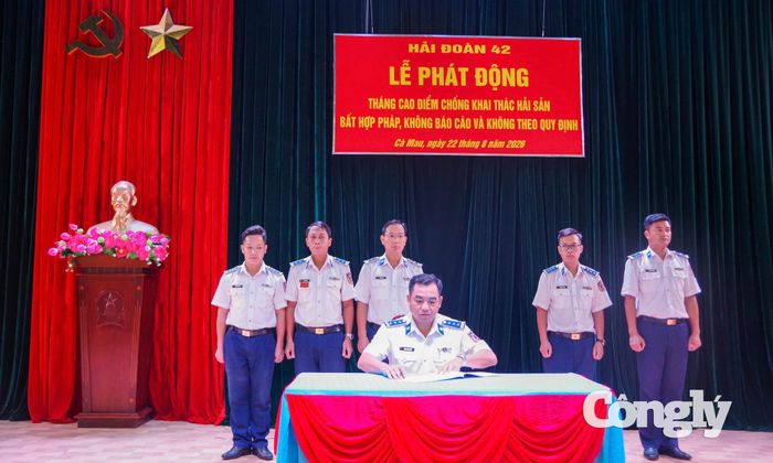Thượng tá Trịnh Minh Hiển, Bí thư Đảng ủy, Chính ủy Hải đoàn 42 chứng kiến ký kết thi đua giữa các cơ quan, đơn vị
