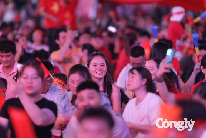 Cổ động viên hào hứng ăn mừng chiến thắng.
