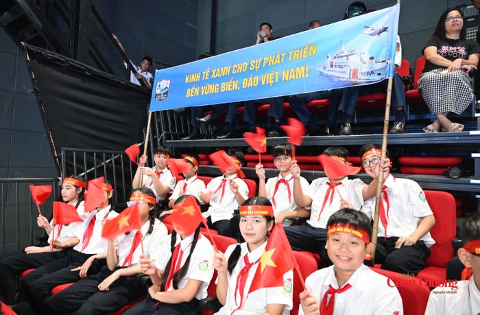 Các cổ động viên nhiệt tình cổ vũ cho 6 đội chơi.