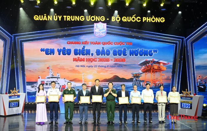 Đại tướng Nguyễn Trọng Nghĩa trao Bằng khen của Bộ trưởng Bộ Quốc phòng tặng 10 tập thể có thành tích xuất sắc trong tổ chức Cuộc thi “Em yêu biển, đảo quê hương”.
