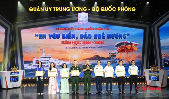 Trung tướng Lê Quang Đạo trao tặng Bằng khen Bộ trưởng Bộ Quốc phòng cho 8 cá nhân có thành tích xuất sắc trong tổ chức Cuộc thi “Em yêu biển, đảo quê hương”.