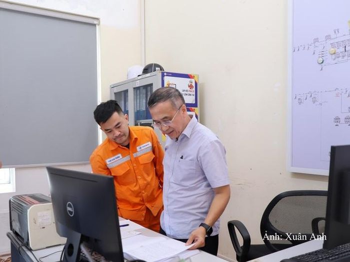 Đoàn công tác kiểm tra tại Điện lực Vân Đồn