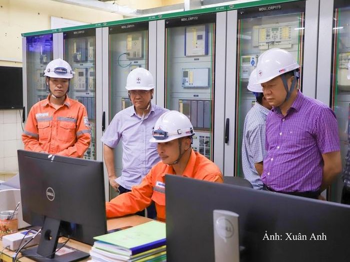 Đoàn công tác kiểm tra công tác nhập số liệu nhật ký vận hành tại TBA 110 kV Mông Dương