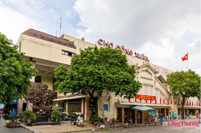 Chợ Đồng Xuân là một trong những trung tâm thương mại truyền thống lớn nhất Hà Nội có tuổi đời hơn 100 năm, nơi đây gắn liền với chiến tích oai hùng của quân dân Thủ đô những ngày đầu nổ ra cuộc kháng chiến chống thực dân Pháp xâm lược. Chợ Đồng Xuân hiện tại vẫn là một khu thương mại lớn, náo nhiệt, hiện đại và bức phù điêu tại đây là một phần lịch sử sống động, nhắc nhở thế hệ sau về những hy sinh lớn lao trong cuộc chiến bảo vệ Thủ đô.