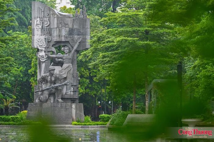 Mỗi khi đi qua những tượng đài ấy, người dân Hà Nội cũng như du khách cảm nhận rõ sự mạnh mẽ và cao cả của các chiến sĩ đã từng cống hiến cả mạng sống vì độc lập, tự do. Những tượng đài ấy không chỉ là kỷ niệm, mà còn là niềm tự hào, là lời nhắc nhở thế hệ trẻ về trách nhiệm với quê hương, đất nước.