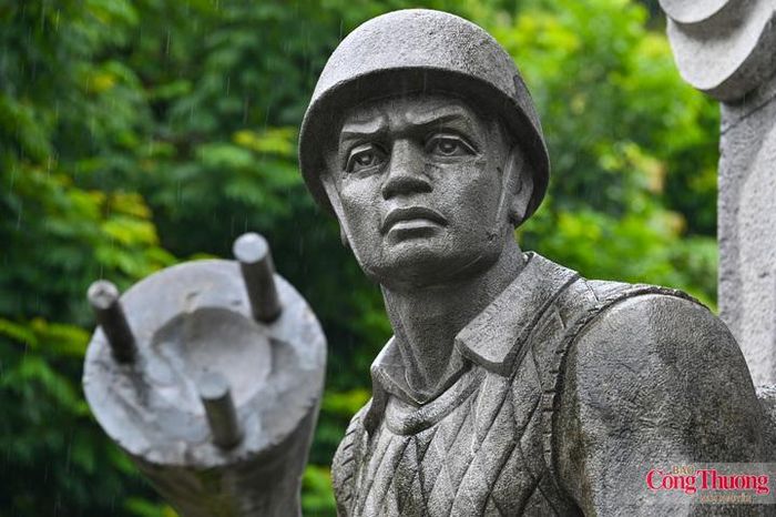 Hình ảnh người chiến sỹ ôm bom ba càng, sẵn sàng chiến đấu quyết tử đã trở thành biểu tượng cho sự kiện 60 ngày đêm bảo vệ Thủ đô (từ 19/12/1946 đến 19/2/1947).