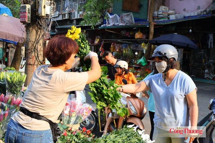 Hoa tươi được bày bán đa dạng, phục vụ nhu cầu cúng lễ và thắp hương của người dân.