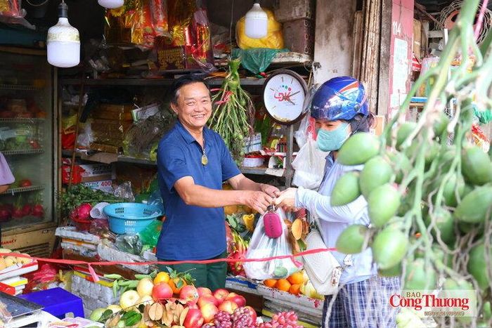 Người dân lựa chọn trái cây tươi để chuẩn bị mâm lễ trong dịp rằm tháng Bảy.