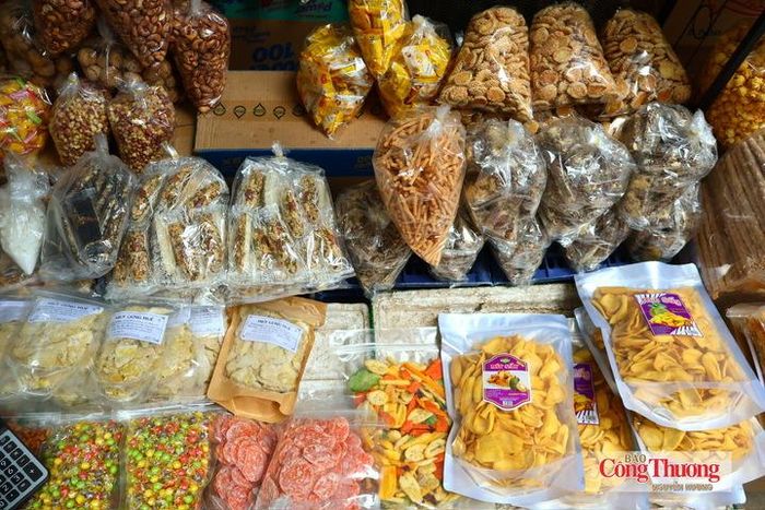 Thực phẩm đồ khô, trái cây sấy, bỏng gạo cũng được nhiều người tiêu dùng lựa chọn.