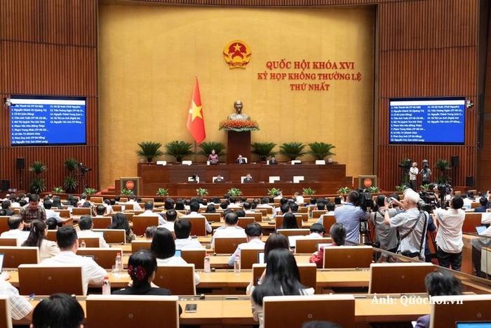 Phó Chủ tịch Quốc hội Nguyễn Thị Hồng điều hành phiên thảo luận.