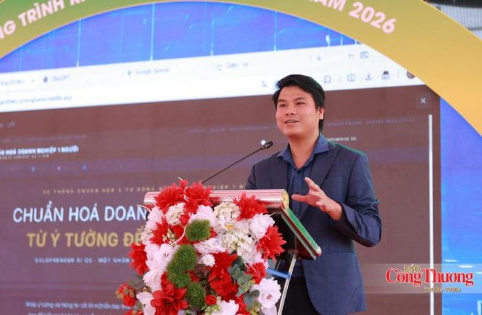 Các chuyên gia trực tiếp hướng dẫn đại biểu thao tác trên các công cụ AI để tự động tạo lập kịch bản bán hàng, thiết kế hình ảnh và dựng video quảng bá sản phẩm.