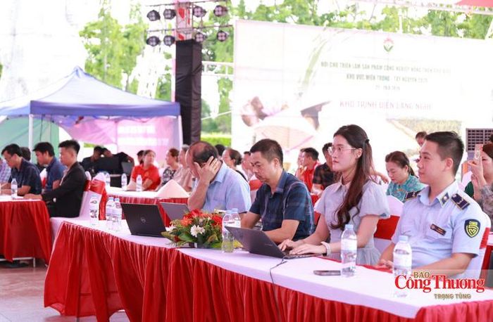 Các đại biểu, doanh nghiệp tham gia tọa đàm.